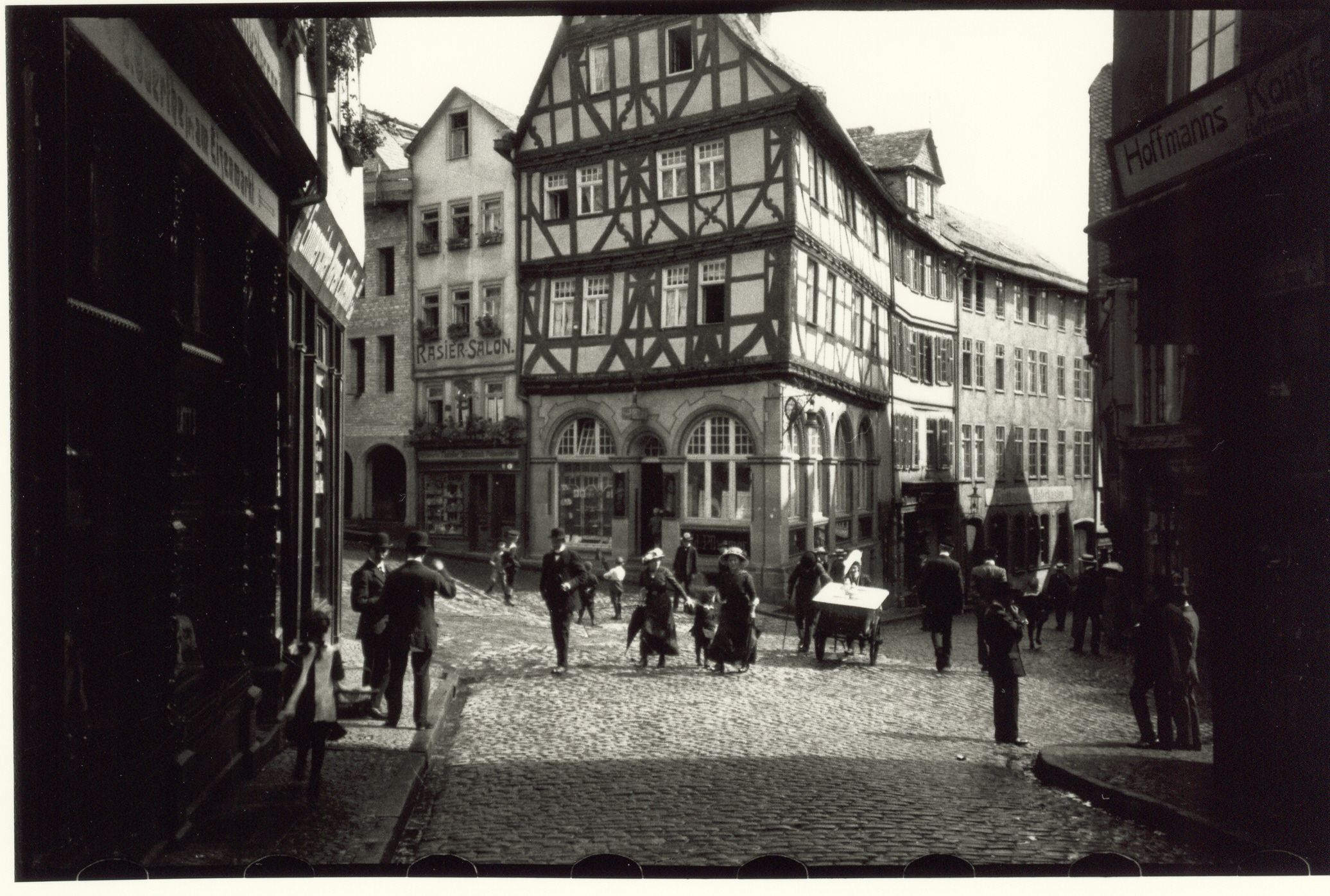1913_Oskar_Barnack_Wetzlar_Eisenmarkt.jpg