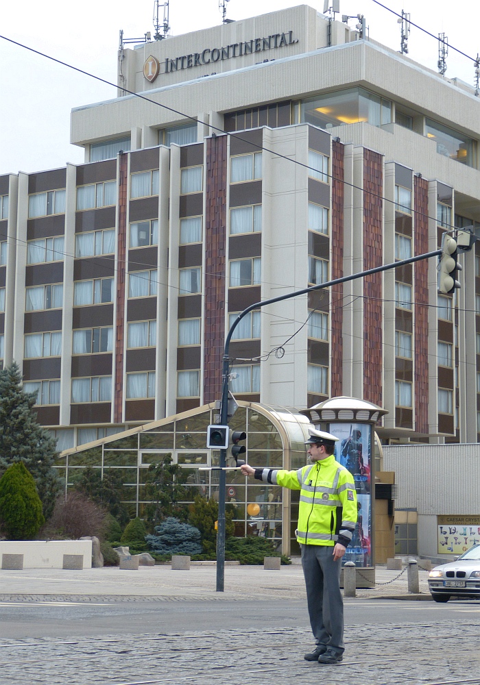 P1010484w-vPraze na ulici stáli-1strážník.jpg